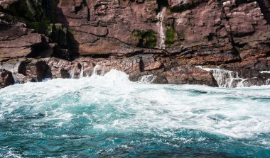 Çalkalama ve kayalık sahil üzerinde çökmesini dalgalar su