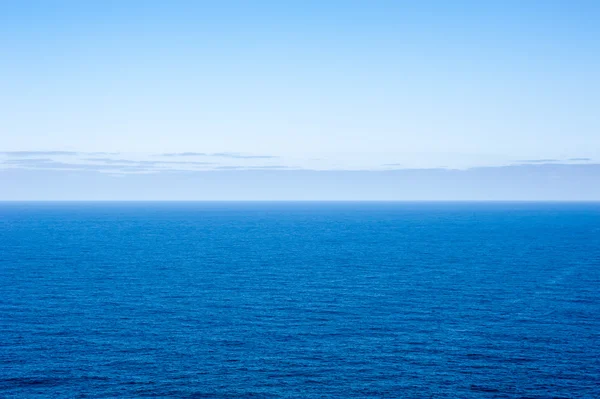 Azul profundo océano vacío paisaje marino con nubes en el horizonte — Foto de Stock