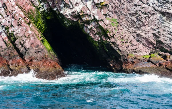 Çalkalama ve çapraz okyanus mağaraya sıçramasına dalgalar su — Stok fotoğraf