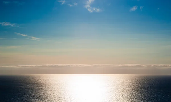 Ηλιοφάνεια στο άδειο ωκεανό με στρώμα σύννεφο και πολύχρωμο ουρανό — Φωτογραφία Αρχείου