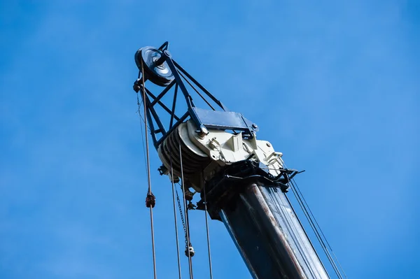 Grandes poulies et câbles industriels lourds au sommet de la grue, horiz — Photo