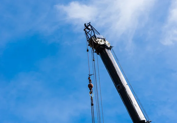 Top de guindaste industrial pesado grande estendido com cabos suspensos — Fotografia de Stock