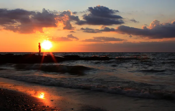 Sunset bulvarında arka planda küçük çocukla Erie Gölü