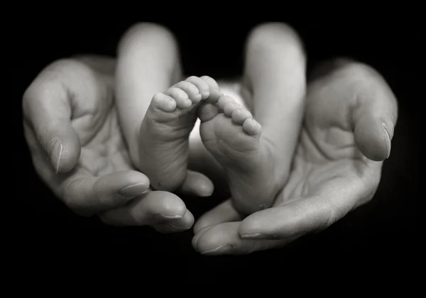 Baby Feet held by Father 's Hands — стоковое фото