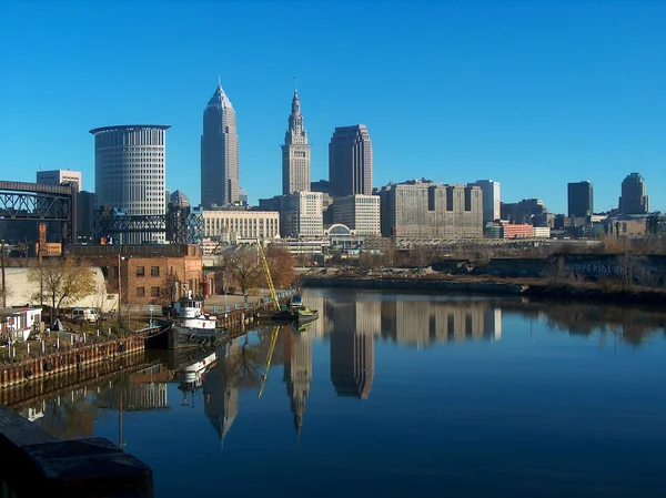 Cleveland, Ohio şehir manzarası Cuyahoga Nehri üzerinde