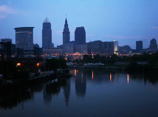 Cleveland, Ohio şehir manzarası Cuyahoga Nehri üzerinde