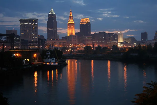 Cleveland, Ohio şehir manzarası Cuyahoga Nehri üzerinde