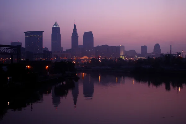 Cleveland, Ohio şehir manzarası Cuyahoga Nehri üzerinde