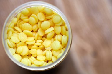 Saç kesimi için kutuda balmumu fasulyesi var. Tüy dökücü kadın bacakları ya da bikini bölgeleri için inci cilası. Alerjisi olmayan acısız sarı boncuklar. Epilasyon ve Brezilya cilalama yüz, kaş veya göğüs için evde.