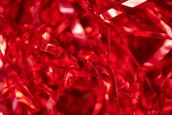 パーティー赤のチンセル 休日の背景 ギフトボックスの装飾フィラー 広告のためのカラフルな背景デザイン — ストック写真