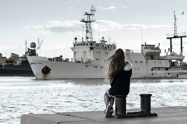 Rapariga Vista Traseira Olhando Para Navios Uma Mulher Sonhar Com — Fotografia de Stock