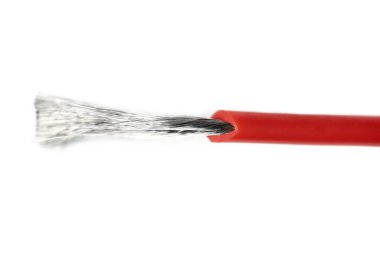 Elektrik kablolarından izole edilmiş alüminyum kablo. Hoparlörler ve güç için izolasyonsuz kırmızı kablo. Cihaza elektrik tedariği