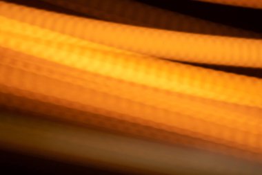 Soyut ışık arkaplanı. Sarı mavi yol ışıkları, şeritler ve bokeh. Güzel bir sinema filmi. Uzun pozlu fotoğrafçılık