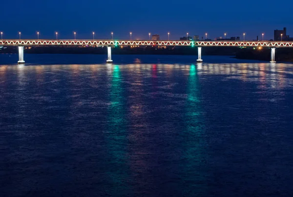 Міст Над Нічною Річкою Швидкий Транзит Автомобільний Міст Руху Транспорту — стокове фото