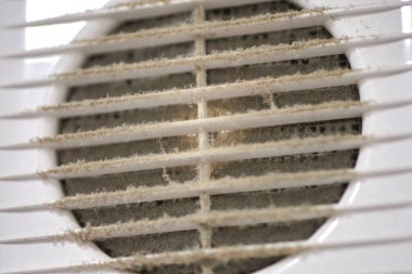 Havalandırma ızgarasının tozlu filtresiyle aşırı kirli havalandırma ızgarası, kapatın. Toz alerjisi ve diğer akciğer hastalıklarını önlemek için temizlik ve dezenfekte gereklidir.