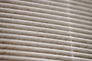 Son derece kirli havalandırma ızgarası. Tozlu, tıkalı filtresi ve makrosu var. Kapat. Toza alerjiyi ve diğer akciğer hastalıklarını önlemek için temizlik ve dezenfekte gereklidir. Sığ DOF.