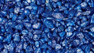 Mavi değerli taş sahte desen. Bahçe dekorasyonu için mavi parıltılı taşlar, düz döşeme, üst görünüm arka plan.