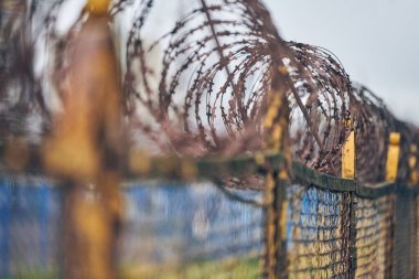 Yasak bölgenin çitlerinde dikenli tel var. İzinsiz giriş yok. Askeri sınırın eski çitleri