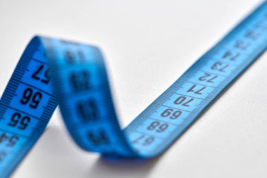 Beyaz arkaplanda izole edilmiş mavi mezura..