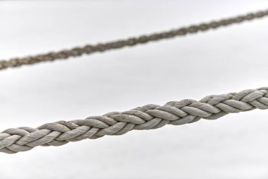 Balıkçı gemisi ya da yattan sarkan iki yelken halatı, yaklaşın. Ayrıntılı ip parçası.