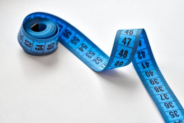 Mavi mezura beyaz arkaplanda izole edildi.