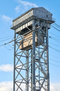 İki katlı dikey kaldırma köprüsünün kulesi. Kaliningrad 'daki bunk köprüsü. Mavi gökyüzü arkaplanı