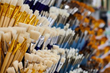 Kırtasiyede rafta duran yeni sanatsal boya fırçaları, kapat. Kahverengi ya da beyaz tüylü ahşap fırçalar. Resim aletleri alışverişi konsepti.