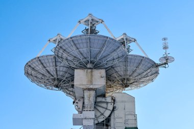 Gemi direğinde yön bulma, radar ekipmanı ve anten var. Yat direği, seyrüsefer ekipmanları, alt manzara. Radar, sinyal lambaları ve uydu anteni.