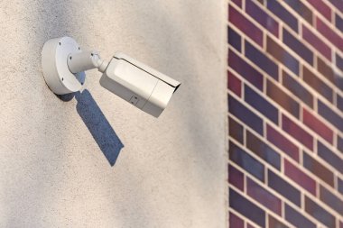 Beton duvar arka planındaki IP güvenlik kamerası, şehir manzarası. Korunaklı bölge, sanayi bölgesi.