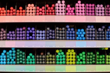 Dükkandaki raflarda renkli kalemler ve kalemler. Ofis malzemeleri ve kırtasiye malzemeleri. Rafa dizilmiş renkli kalemler. Sanat mağazasında çok renkli kalemler. Sanat, atölye, zanaat, yaratıcılık kavramı.