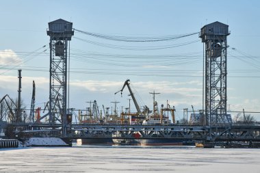 Demiryolu otoyolu ile iki katlı dikey kaldırma köprüsü. Endüstriyel şehir. Kalininingrad 'daki bunk köprüsü.