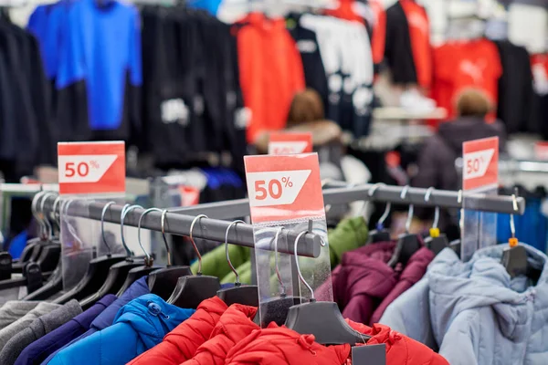 Mevsimlik indirimler% 50 indirimler, alışveriş merkezinde tatil indirimleri, Kara Cuma. Avrupa alışveriş merkezinde yeni yıl indirimi. Giyim mağazasında Noel promosyonları. Spor kıyafetleri ve giysiler.