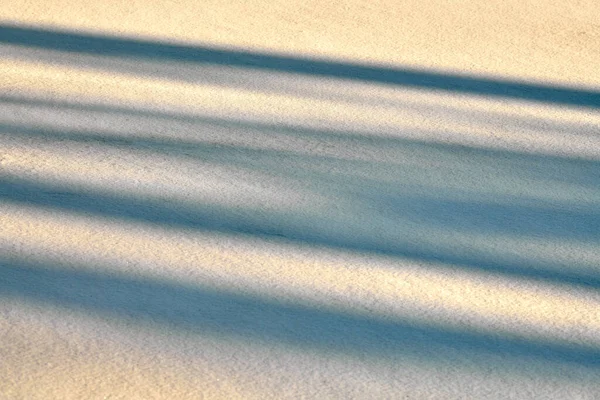 Abstrakta Skugglinjer Vintern Snö Bakgrund Ren Snö Upplyst Solljus Landskap — Stockfoto