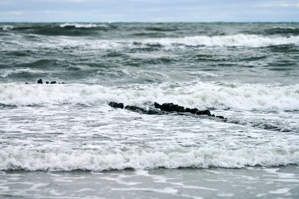 Γραφική Θέα Της Γαλάζιας Θάλασσας Αφρώδη Κύματα Vintage Μακρά Ξύλινα — Φωτογραφία Αρχείου