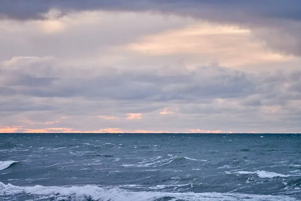 Γραφική Θέα Του Μωβ Συννεφιασμένο Ουρανό Και Μπλε Θάλασσα Αφρώδη — Φωτογραφία Αρχείου