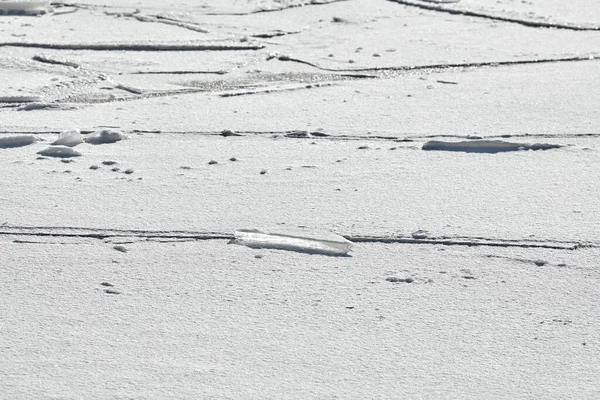 Glace Fissurée Lac Gelé Avec Neige Blanche Sur Dessus Fond — Photo