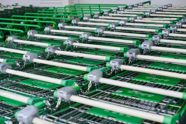 Many Empty Green Shopping Carts Row Row Parked Trolleys Supermarket — Stock Photo, Image