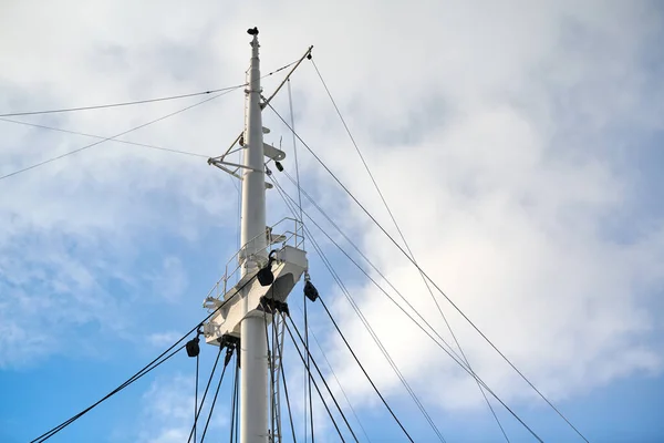 Albero Vela Della Nave Sfondo Cielo Nuvoloso Blu Spazio Copia — Foto Stock