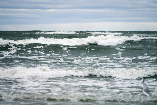 Γραφική Θέα Της Γαλάζιας Θάλασσας Φυσαλίδες Και Αφρώδη Κύματα Και — Φωτογραφία Αρχείου