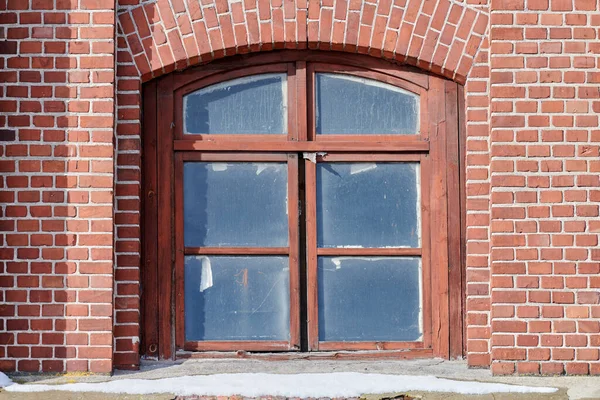 Ein Gewölbtes Glasfenster Einer Alten Roten Backsteinwand Vintage Fenster Braunem — Stockfoto