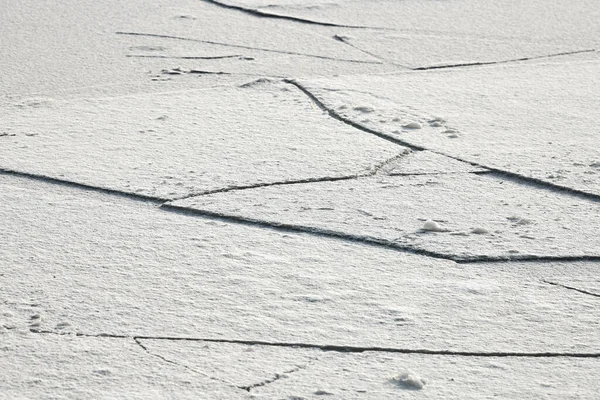 Hielo Agrietado Lago Congelado Con Nieve Blanca Parte Superior Textura —  Fotos de Stock