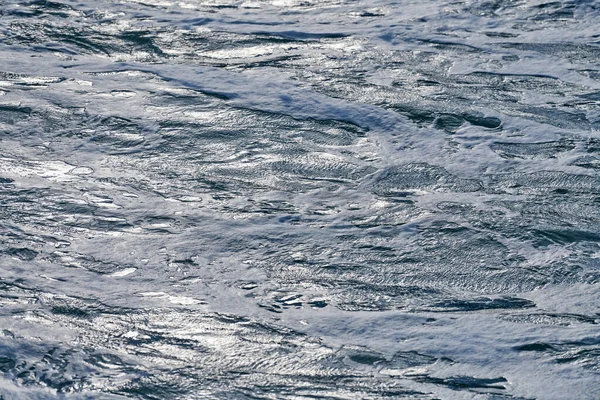 Fırtınalı Denizin Kara Köpüklü Dalgaları Arka Plan Bulutlu Bir Günde — Stok fotoğraf
