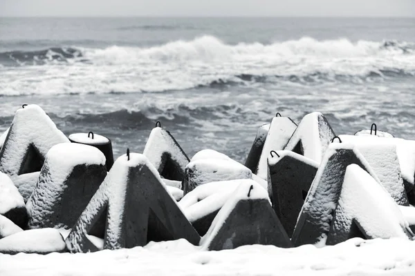 Rompeolas Hormigón Cubierto Nieve Contra Fondo Del Mar Invierno Protección — Foto de Stock