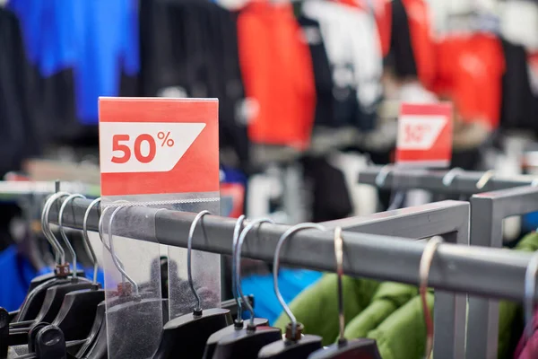 Mevsimlik indirimler% 50 indirimler, alışveriş merkezinde tatil indirimleri, Kara Cuma. Avrupa alışveriş merkezinde yeni yıl indirimi. Giyim mağazasında Noel promosyonları. Spor kıyafetleri ve giysiler.