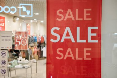 Rusya, Kalininingrad - 02.15.2021 Avrupa alışveriş merkezinde yeni yıl indirimi. Giyim mağazasında Noel promosyonları. Mevsimlik satış% 50, alışveriş merkezinde tatil indirimi..