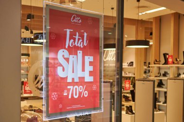 Rusya, Kalininingrad - 02.15.2021 Avrupa alışveriş merkezinde yeni yıl indirimi. Ayakkabı mağazasında Noel promosyonları. Mevsimlik indirimler, alışveriş merkezinde tatil indirimleri..