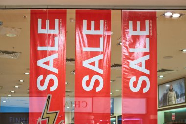 Rusya, Kalininingrad - 02.15.2021 Avrupa alışveriş merkezinde yeni yıl indirimi. Kıyafet, ayakkabı ve aksesuar mağazalarında Noel promosyonları. Mevsimlik indirimler, alışveriş merkezinde tatil indirimleri..