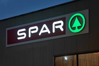 Kaliningrad, Rusya - 02.05.2021 - süpermarketlerden birinde spor logosu. Akşamleyin şirket neon levha kapanı. Uluslararası perakende zinciri ve bayiliği.