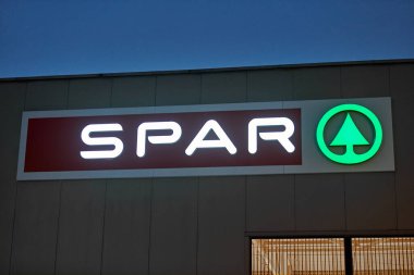 Kaliningrad, Rusya - 02.05.2021 - süpermarketlerden birinde spor logosu. Akşamleyin şirket neon levha kapanı. Uluslararası perakende zinciri ve bayiliği.