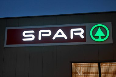 Kaliningrad, Rusya - 02.05.2021 - süpermarketlerden birinde spor logosu. Akşamleyin şirket neon levha kapanı. Uluslararası perakende zinciri ve bayiliği.